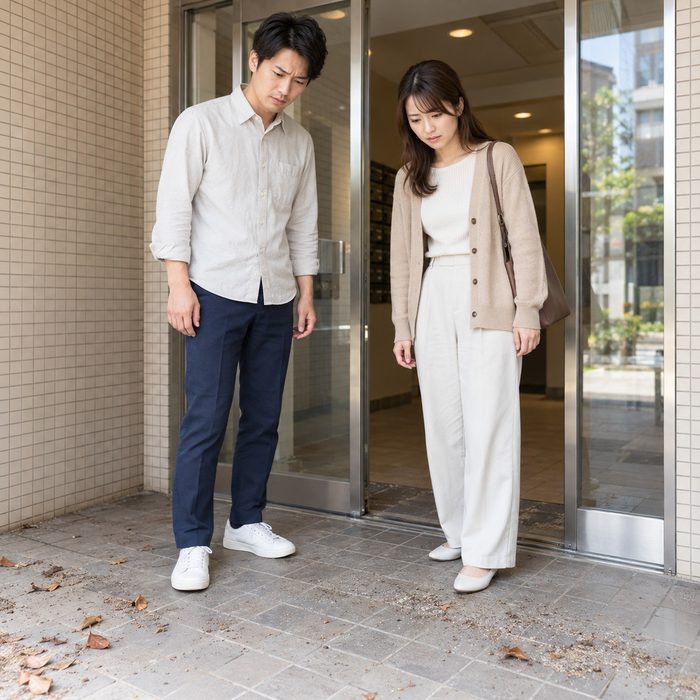 内見中に汚れたエントランスを見る夫婦